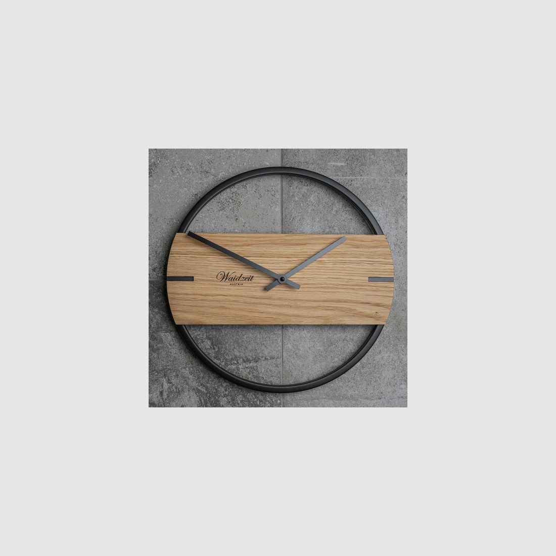 Wanduhr Novum aus Eichenholz