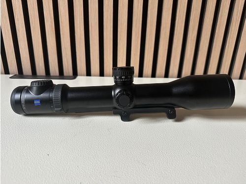Zeiss V8 1.8–14x50 – iluminowany celownik – szyna – najlepsze uniwersalne szkło