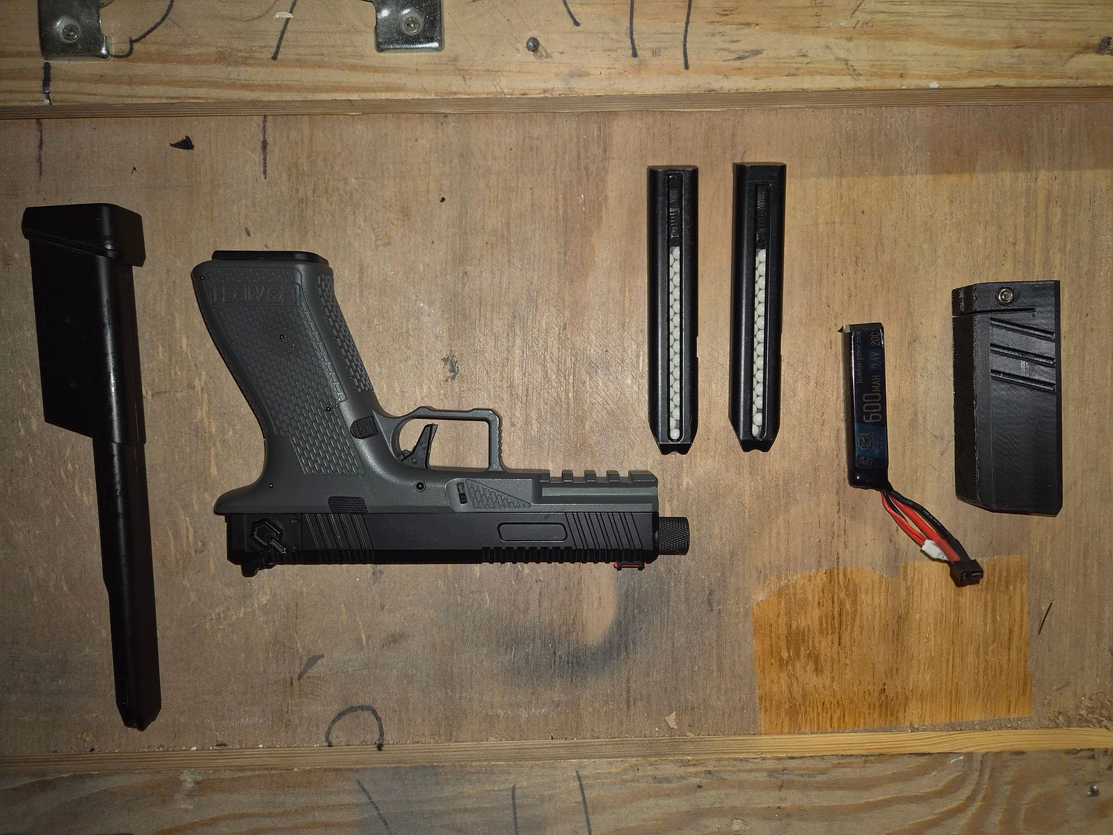 Novritsch SSE-18 mit Supressor und 3 Magazinen