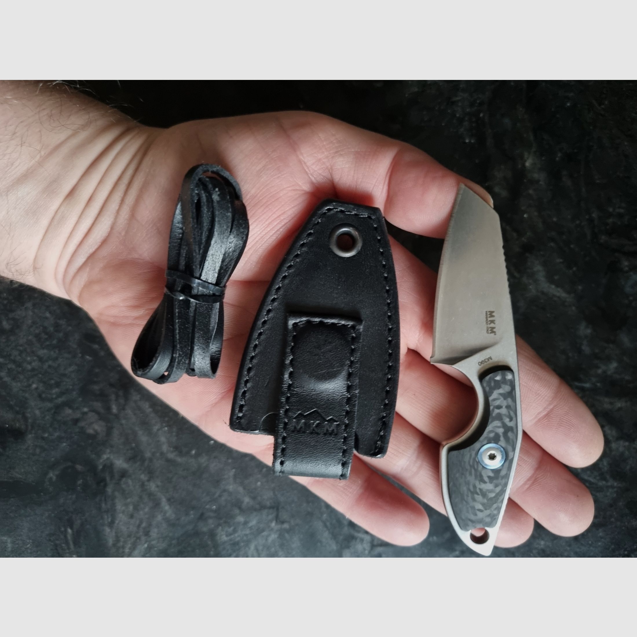 Neckknife Sheepfood Messer Mikro 2 CF mit hochwertiger Lederscheide und Lanyard.