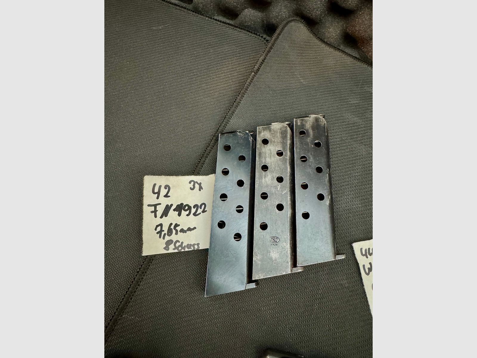 FN Browning Magazin, FN 1922 (2 Stück, eines mit Seriennummer und FN Stempel) 8 Schuss, 7,65mmBr (42)