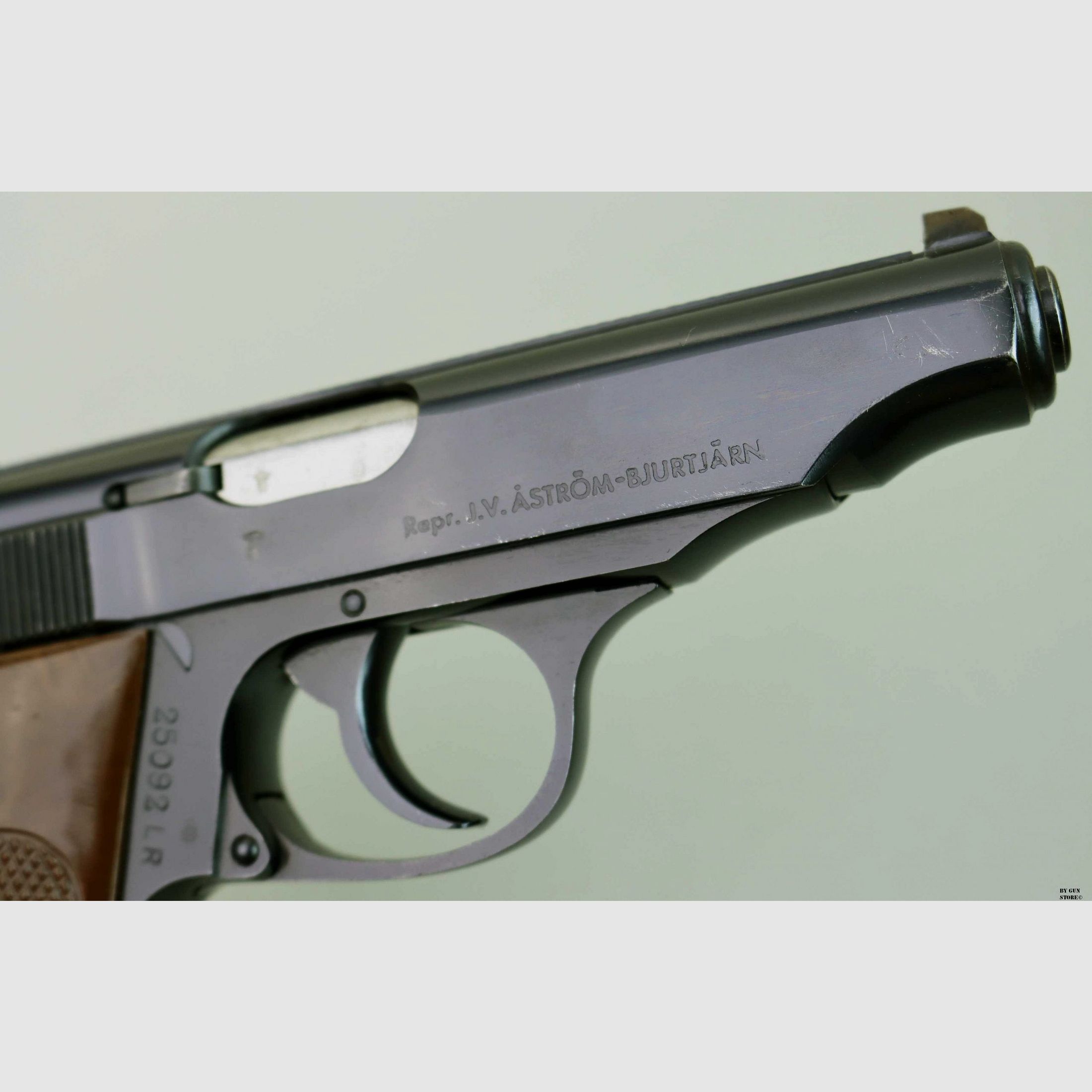 Pistola Manurhin mod. PP cal. .22 l.r. “REV. J.V. ASTROM-BJURTJARN” matr. 25092LR, immagine 6 di 13