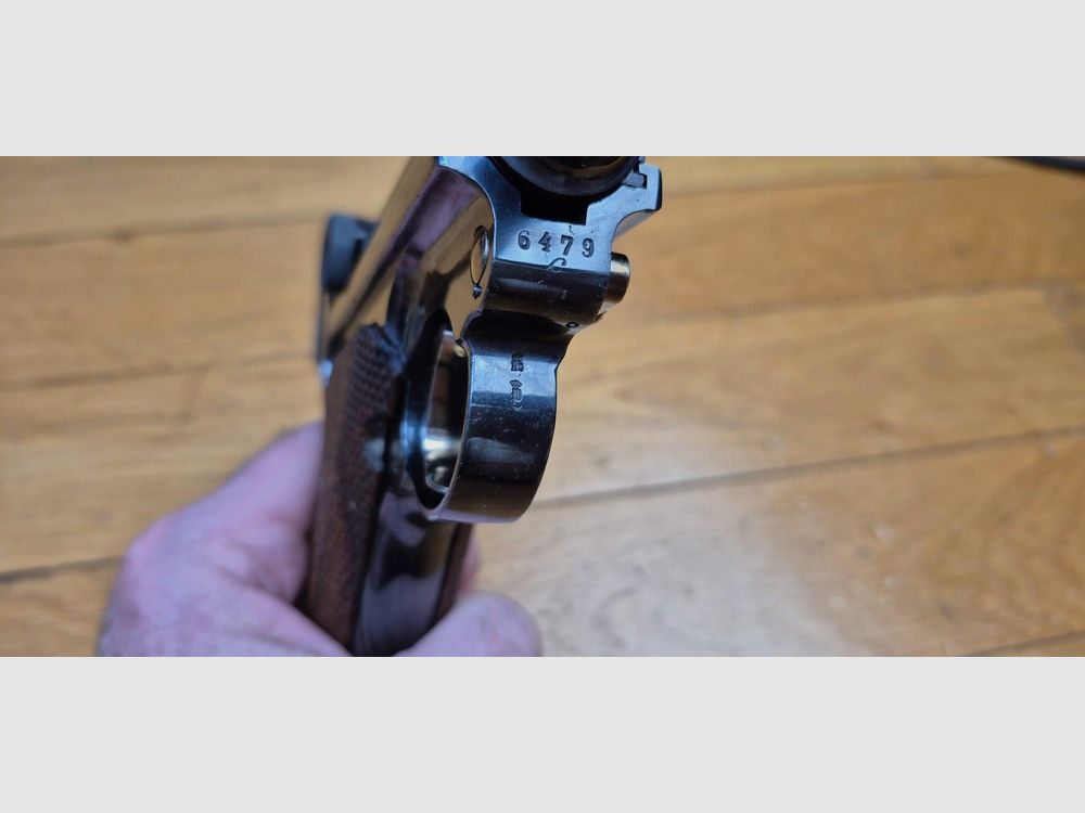 Wunderschöner und atypischer Luger P08 – Herstellung Erfurt 1916 – Waffe 100% einheitlich nummeriert – Wunderschöne professionelle Brünierung – Mechanik mehr als ausgezeichnet – Ästhetik hervorragend – Lauf ausgezeichnet, nahezu neu – Wunderschöner Luger, symbolisch für die Geschichte! – TBE++, Bild 25 von 25