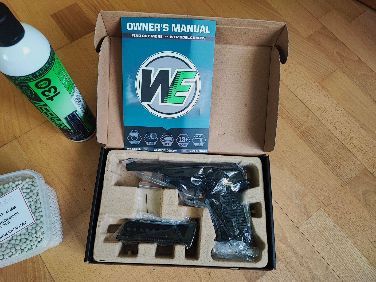 WE Walther P38 WW2 Full Metall GBB Airsoft Gun plus Zubehör