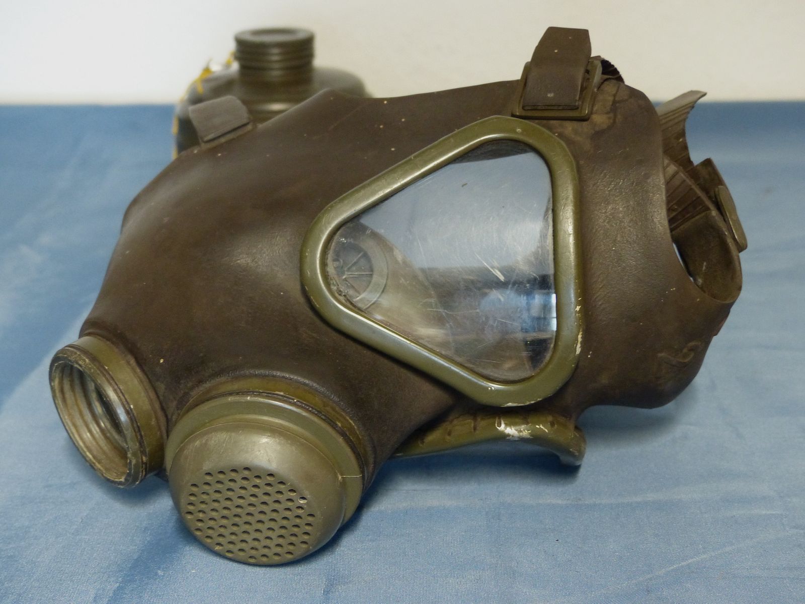 Original Bundeswehr Gasmaske Atemschutz M 65 ABC mit Filter dunkel 70er