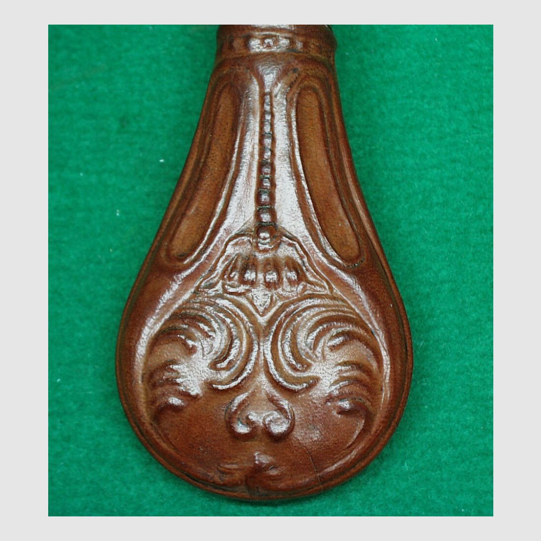 Indien	 Pulverflasche, Leder (Muschel)
