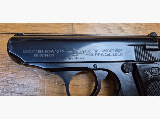 Très beau et rare Walther PPK de fabrication Manurhin sur licence exclusive Walther – Calibre 22LR (très peu courant) – Splendide bronzage – Probable arme d&rsquo;entrainement de Police – 2 chargeurs 10 coups dont un avec extension d&rsquo;auriculaire – Sûreté decocking – Canon miroir – Étui marqué de la Police de Bavière – Anneau de dragonne – État quasi neuf ! TBE+++