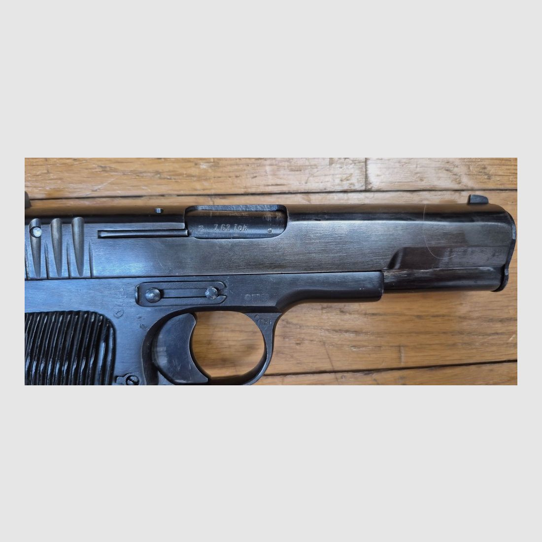 Beau Pistolet Tokarev TT-33 – Arme soviétique de 1945 – Cal. 7,62TT – Arsenal de Ijevsk – Excellente apparence sans marques de manipulation – Très bonne mécanique – Canon superbe – Plaquettes d&rsquo;origine – TBE+, image 19 sur 23