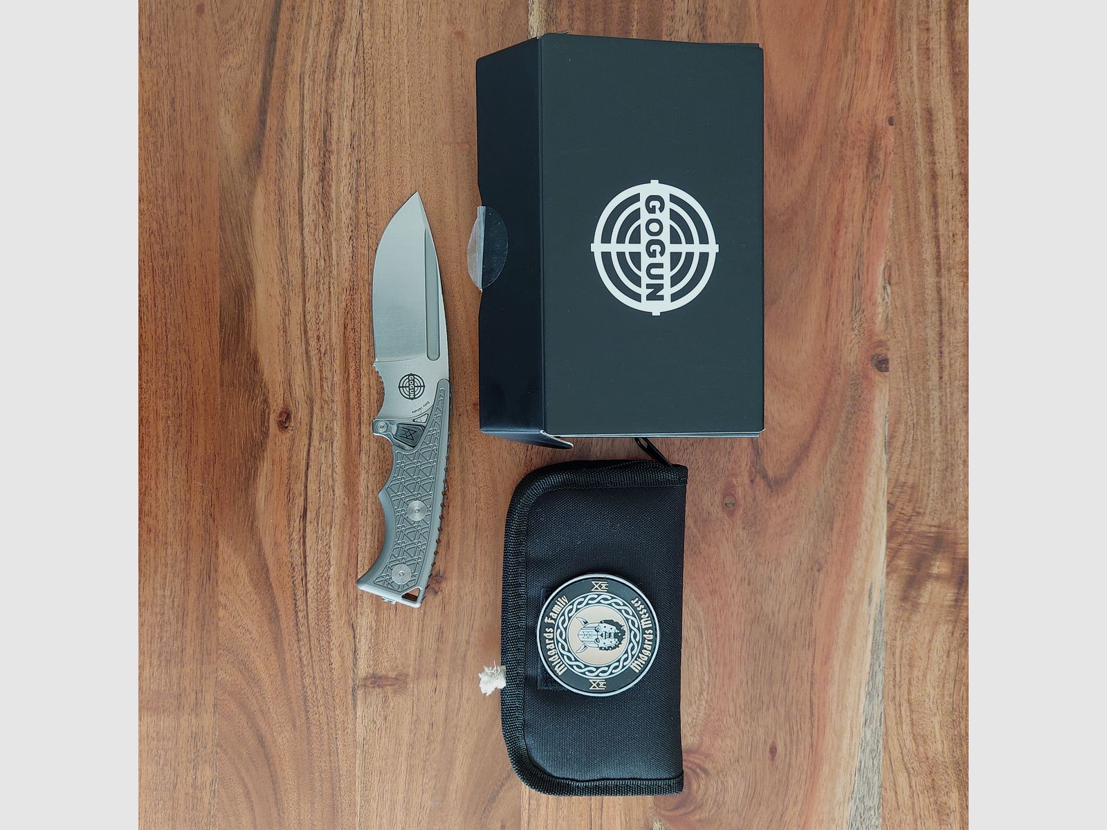 Collezione di coltelli di Midgard nuova e mai usata. Si prega di leggere la descrizione!!!!! In totale 2 spade e 9 coltelli. Posso inviare foto di tutti i coltelli. Molti sono limitati e non più disponibili. Il prezzo è trattabile. Tutti i coltelli e le spade possono essere posseduti LEGALMENTE.