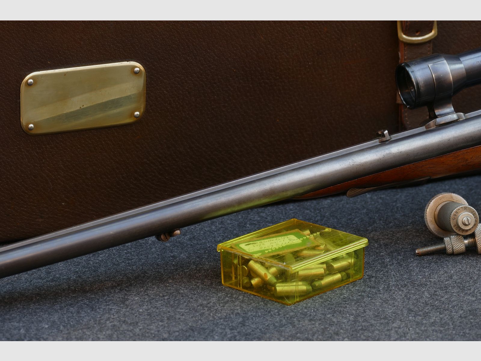 Fucile a canne sovrapposte di Ferlach, calibro 8×57 R‑360 / 16/65, cannocchiale Kahles Vienna H/4×, valigetta in pelle, matrici, bossoli e proiettili (173)