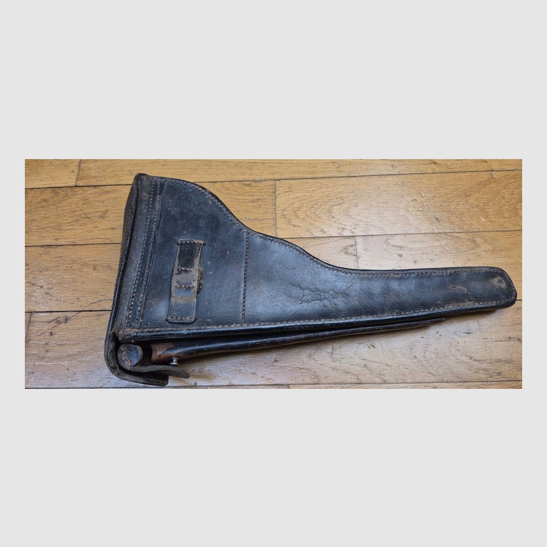 Bellissimo astuccio per pistola Luger P08 lunga detta "d'artiglieria" – Fabbricazione Gustav Möller a Hameln prima del 1915 – Raro astuccio di primo tipo non modificato – Bellissima pelle in ottime condizioni e flessibile – Completo dei suoi strumenti originali chiave e bacchetta – Astuccio marrone brunito dopo settembre 1915 – Pezzo superbo in ottime condizioni++, immagine 13 di 24