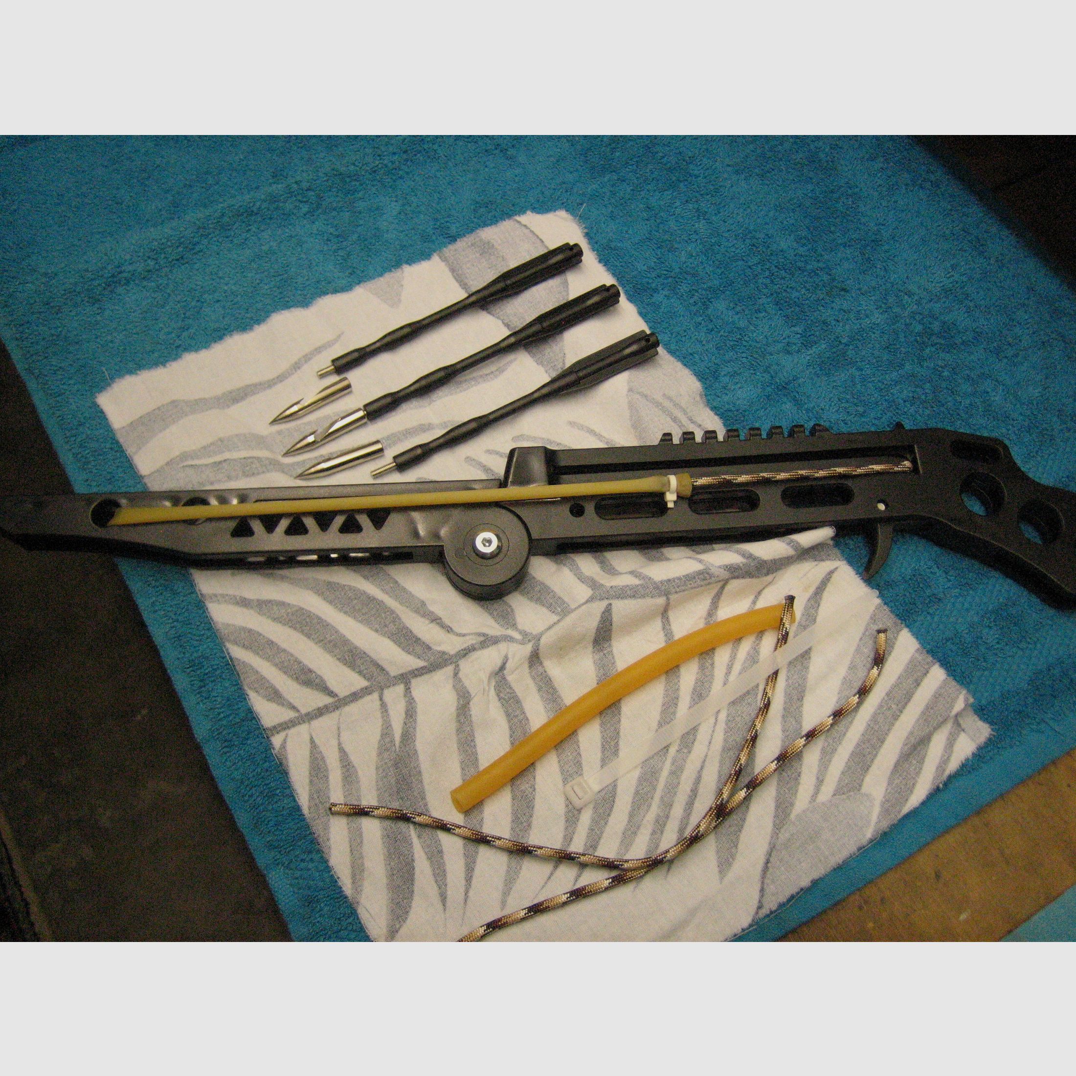 Zwille Schleuder Steinschleuder mit Pfeilen und Stahlkugeln zu verschiessen 