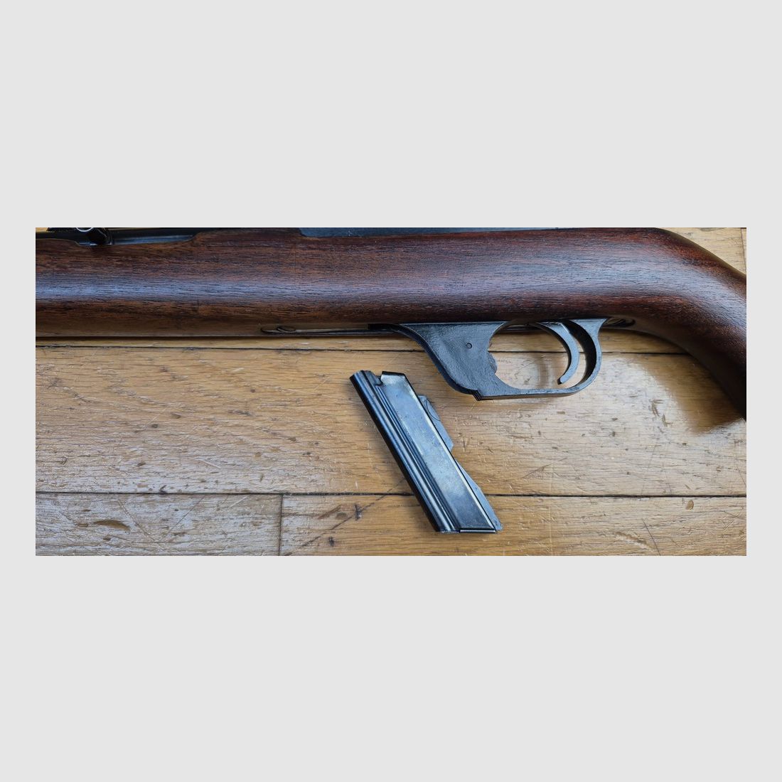 Très belle carabine Winchester Model 77 – Arme semi-automatique en cal. 22LR – La compagne du jeune américain d&rsquo;après guerre – Arme idéale de chasse à la vermine et ennemie personnelle de toute canette ! – 8 coups – Très belle fabrication Winchester New Haven de 1962 – État plus que très bon – TBE++, image 6 sur 41