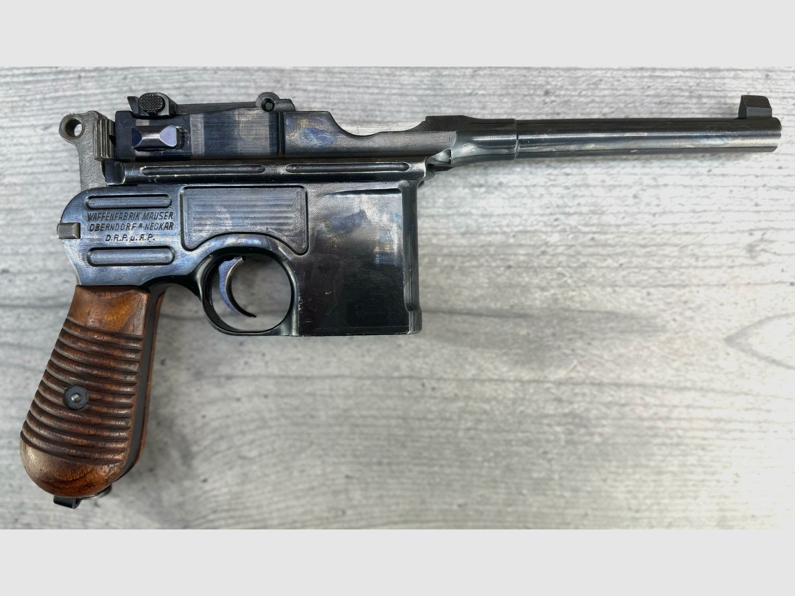 Mauser C96 + soporte de madera + funda de cuero + 1 cargador + varilla de limpieza