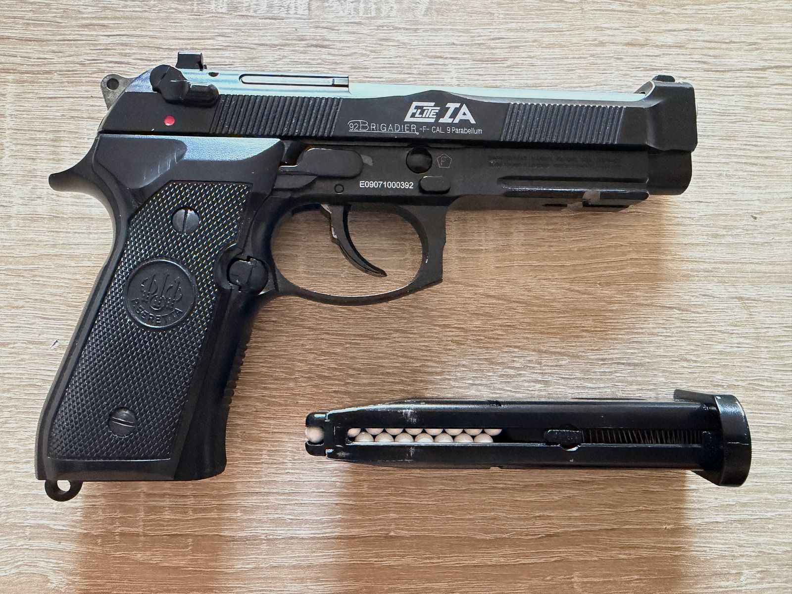 Pistolet airsoftowy KJW Beretta M9A1 z magazynkiem gazowym