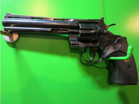 1965 COLT PYTHON, Royal Blue, .357 Magnum CTG, 6" Lauf, Pachmayr-Griff    #54-