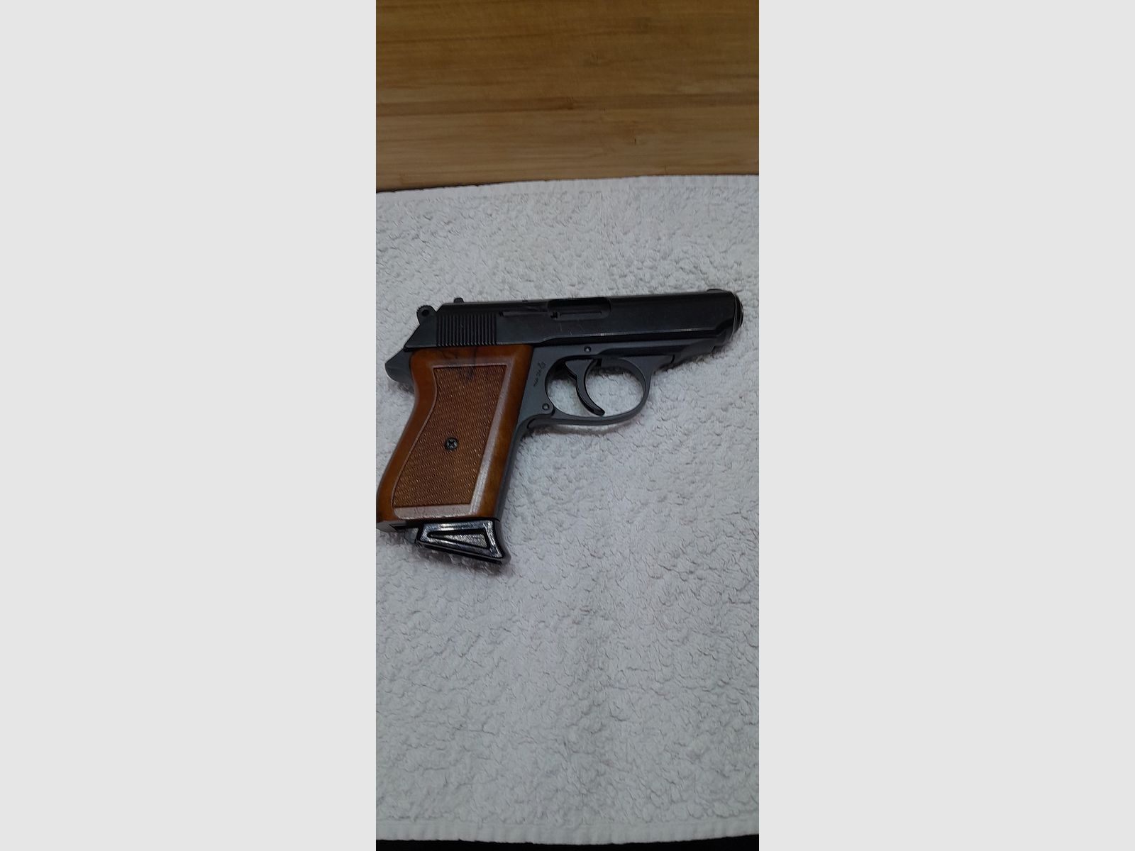 Röhm RG 800, Kal. 8mm K., mit Echtholz-Griffschalen, Abschussbecher und 35 Stück Patronen