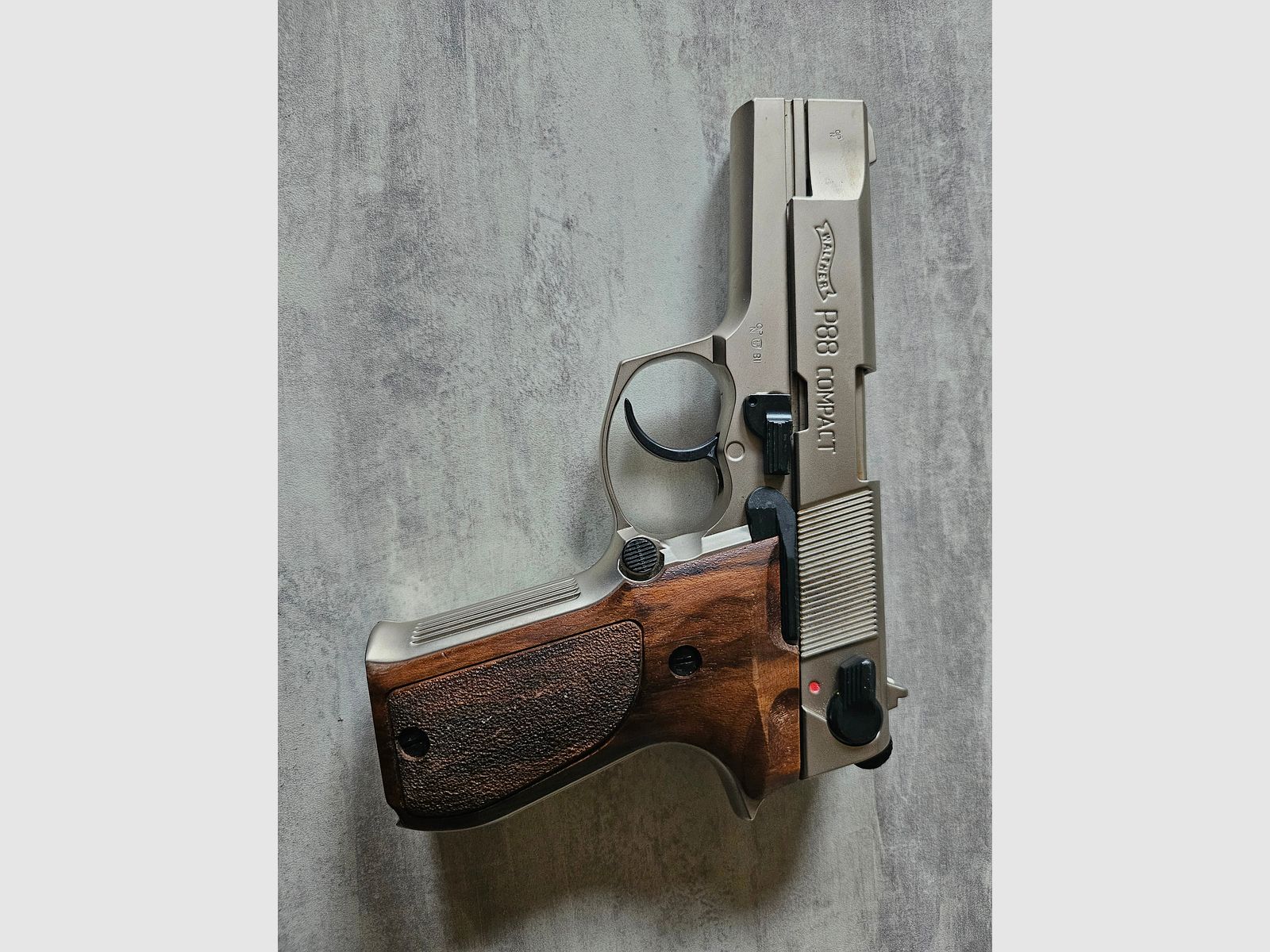 Walther p88 mit holzgriff