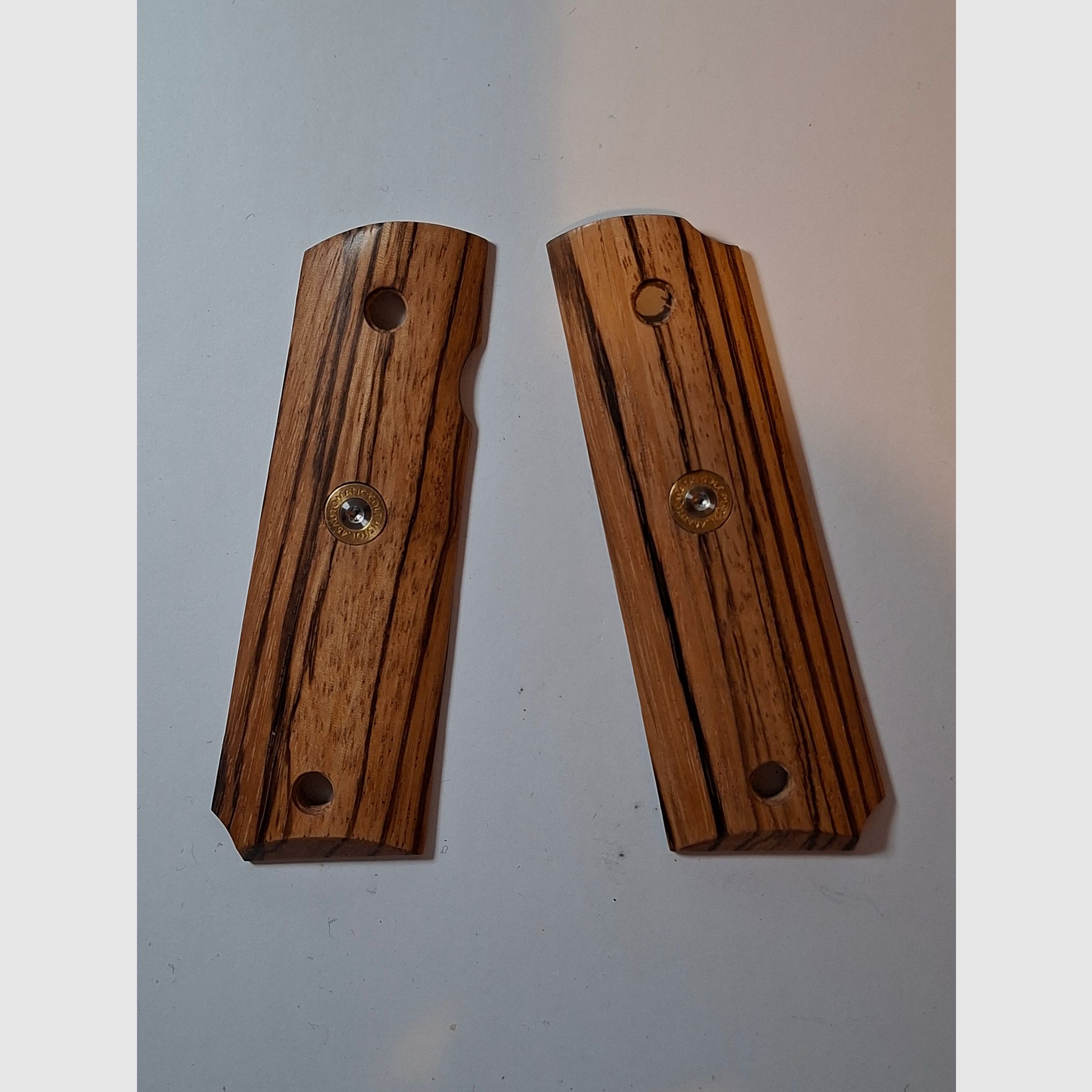 Griffschalen der Cold 1911, siehe Bild.