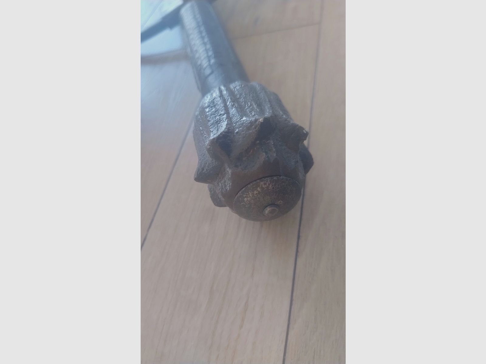 Historisch langzwaard ca. 1870–1900 – leren handvat – vernietigde knop – totale lengte 112 cm