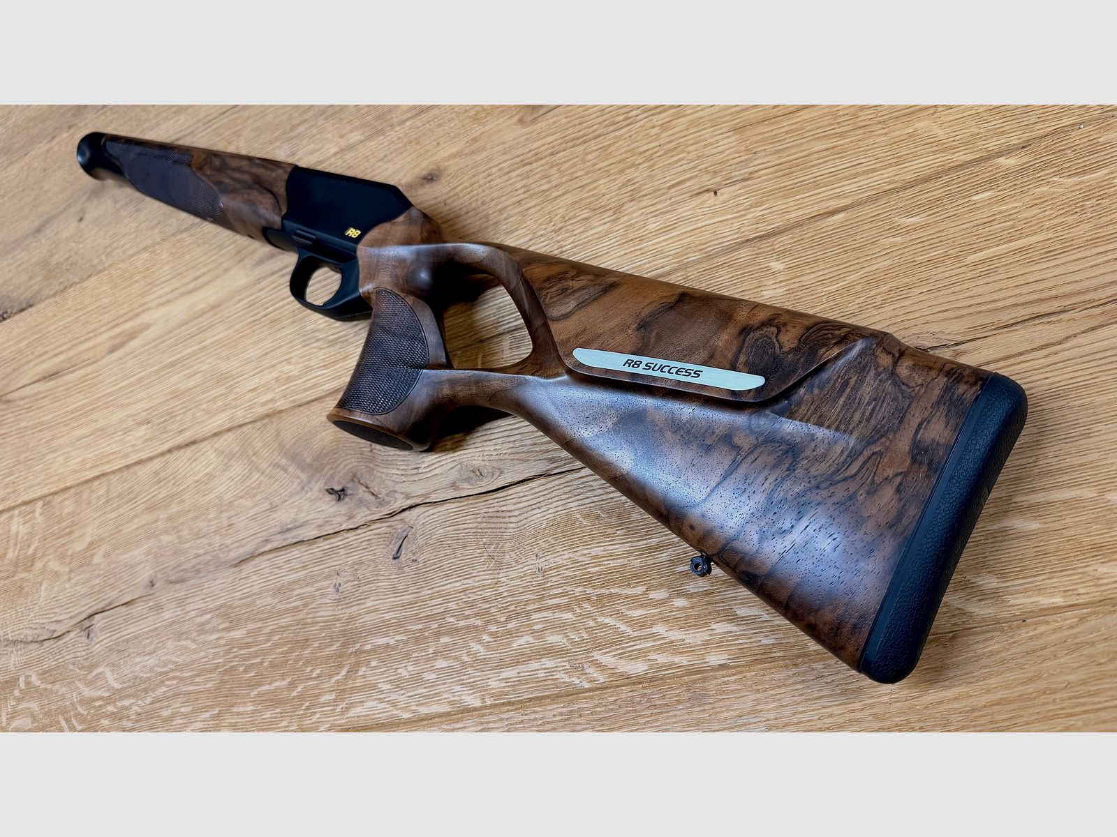 Blaser R8 Success Schäftung / Holzklasse 4 / R8 Logo in Gelb / top Holz absolute Gelegenheit