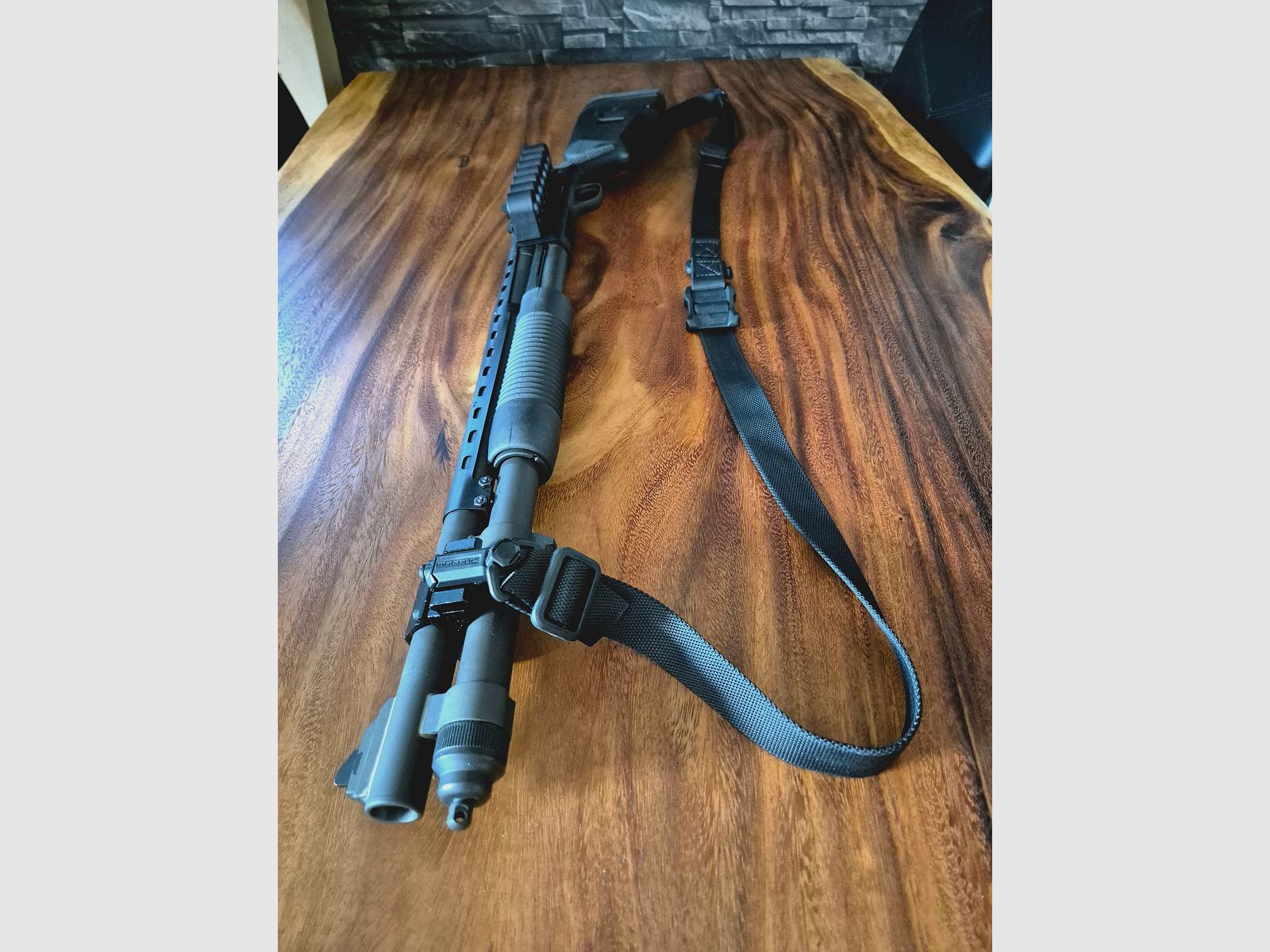 Mossberg M590A1 Ghost Ring Tactical 12/76 Mag. inkl. Magpul Schaft/Sling, Patronenhalter und Laufhitzeschild – Neu und unbenutzt