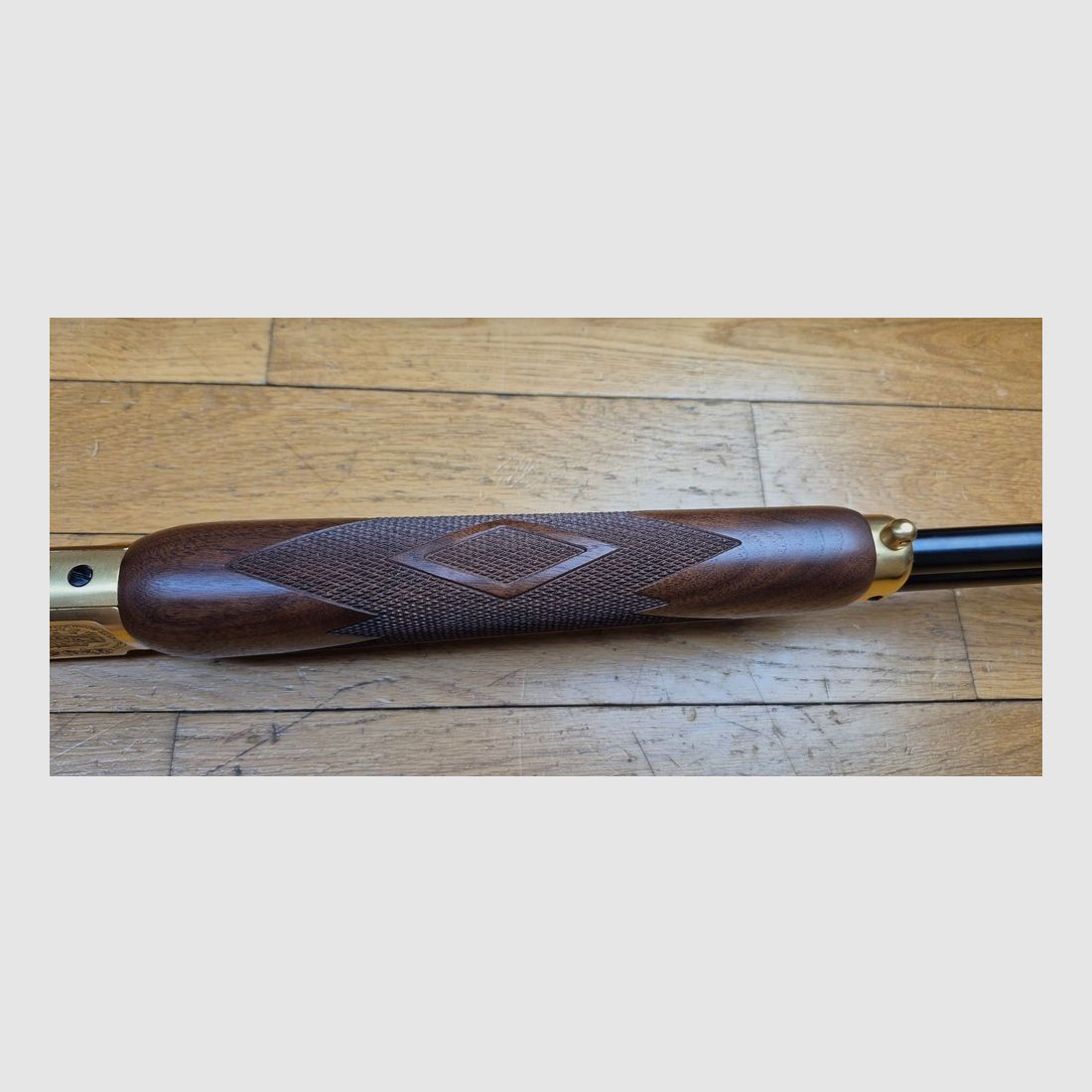 Wunderschöne Unterhebelrepetierbüchse Marlin Modell 1894 S – Sehr seltene Gedenkserie „Sheriff Bat Masterson“ – Exemplar 031 von nur 500 produzierten – Waffe von 1994 – Stempel ‚JM‘ für Marlin von Marlin – Kal. .44 mag – 9+1 Schuss – Nussbaumholz von höherer Qualität mit hausgemachter, stoßdämpfender Schulterstütze – Traumhafte Mechanik – Lauf von 51 cm mit Micro-Grooves – Originalbox und Dokumente – Außergewöhnliches Stück in neuwertigem Zustand – TBE+++, Bild 15 von 37
