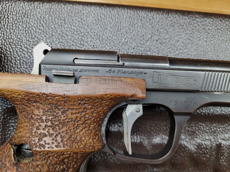 Bardzo dobry pistolet Unique model DES 69 – kal. 22LR – z przeciwwagą – Dwa magazynki i walizka transportowa – Duża precyzja – Niezniszczalny – Top Made in France! TBE, zdjęcie 6 z 22