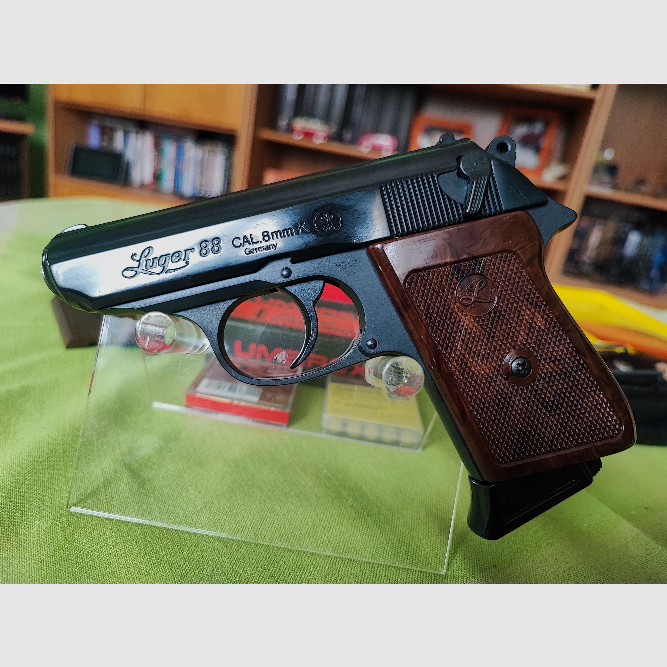 Luger 88 - 8 mmK PTB 414 aus der Röhm-Fertigung mit Holzgriffschalen, Lederholster, Munition