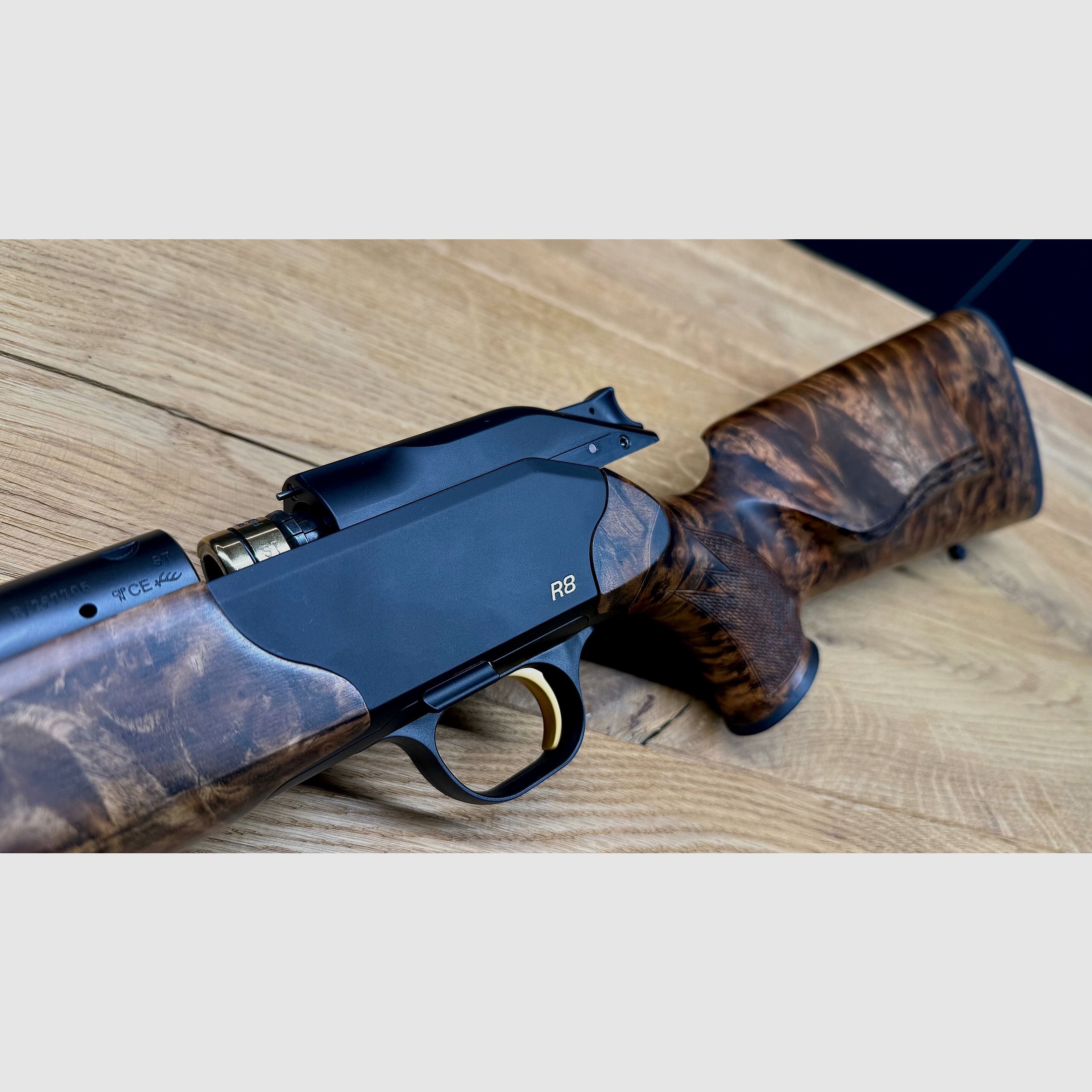 Blaser R8 Custom Schaftholz HK 9-10 / mit vielen Goldelementen / Standardkaliber nach Wahl / TRAUMWAFFE