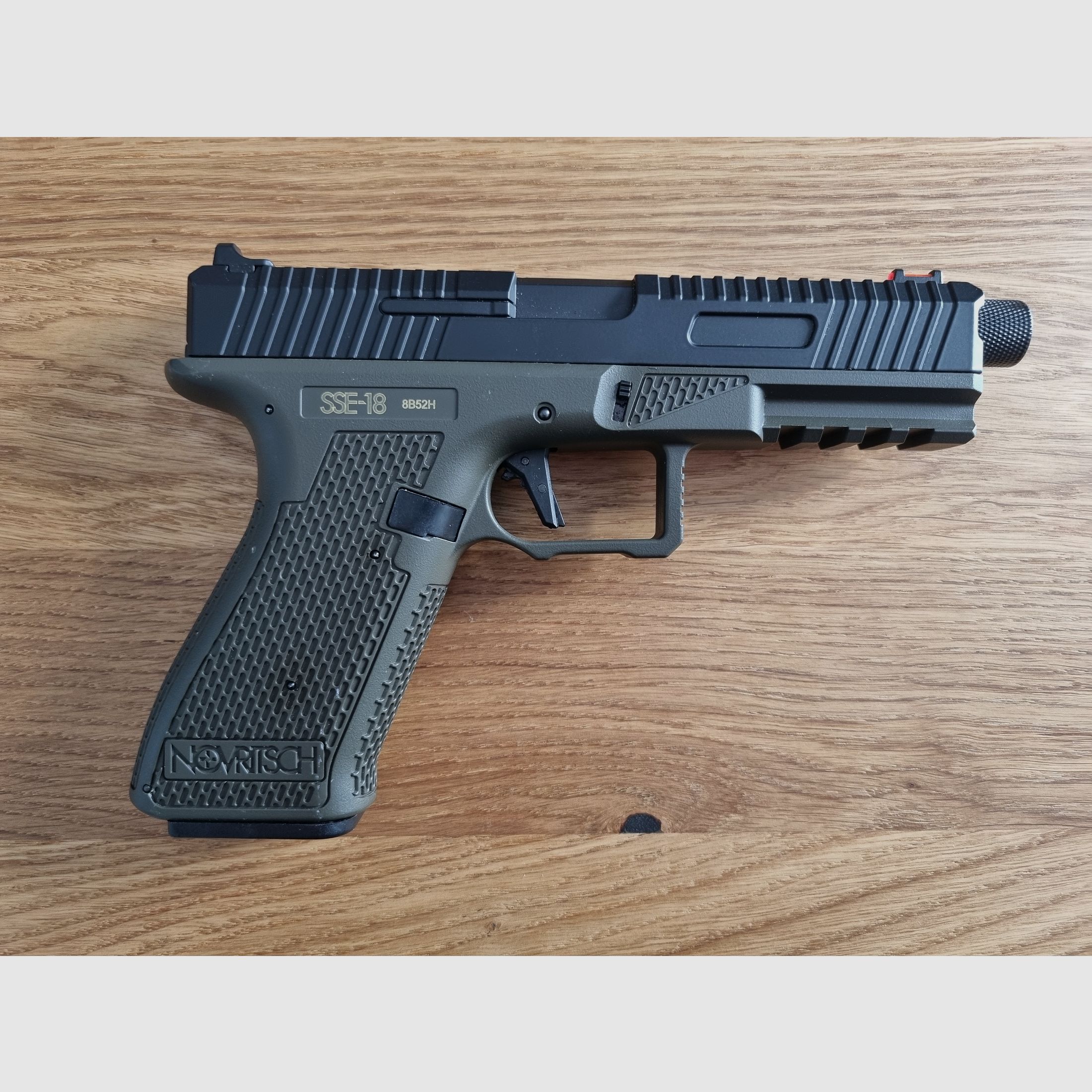 Airsoft AEP Novritsch SSE18 oliv mit Magazintrichter