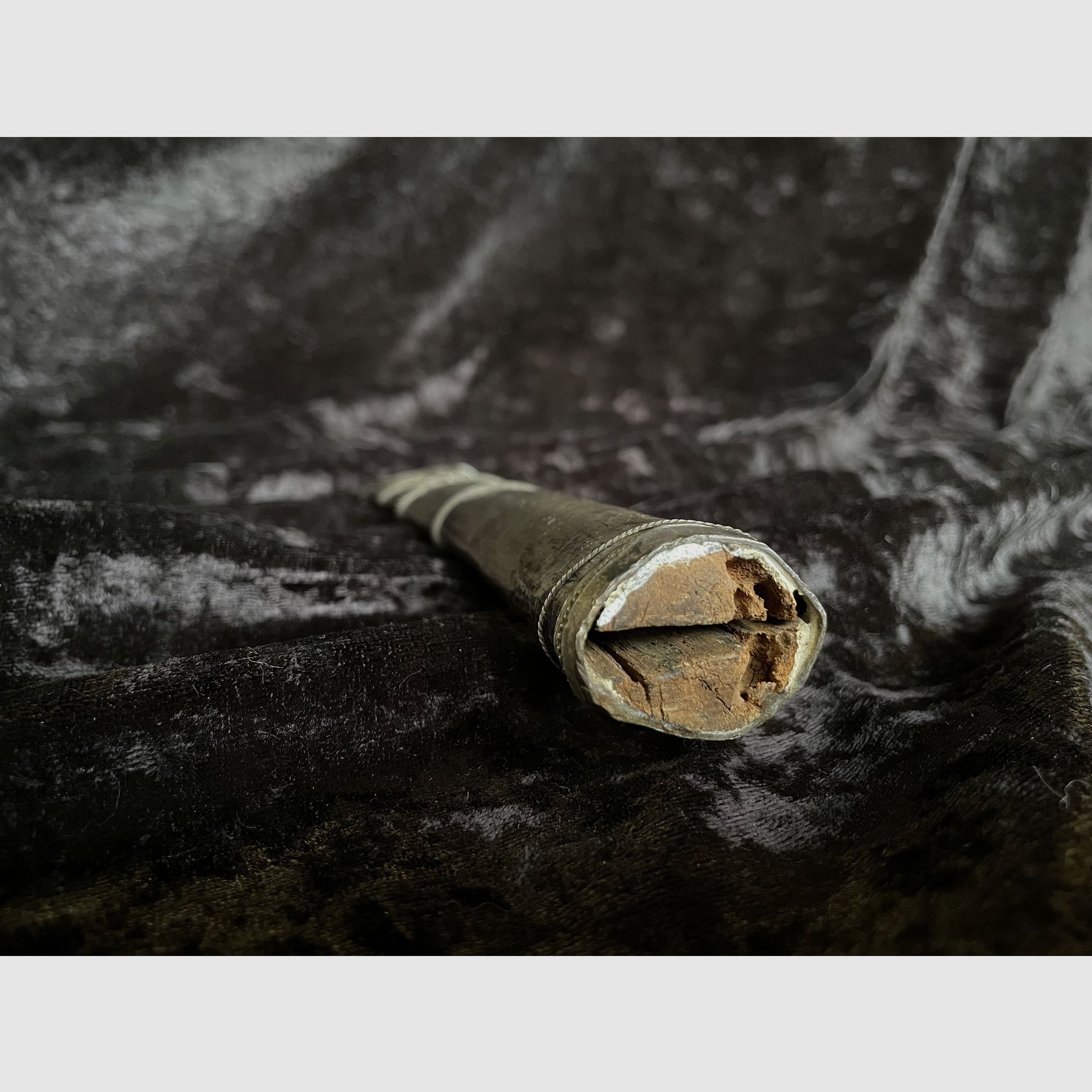 Antyczny srebrny nóż Dha – Myanmar (Birma) XIX w. – uchwyt z morskiej kości słoniowej/kości