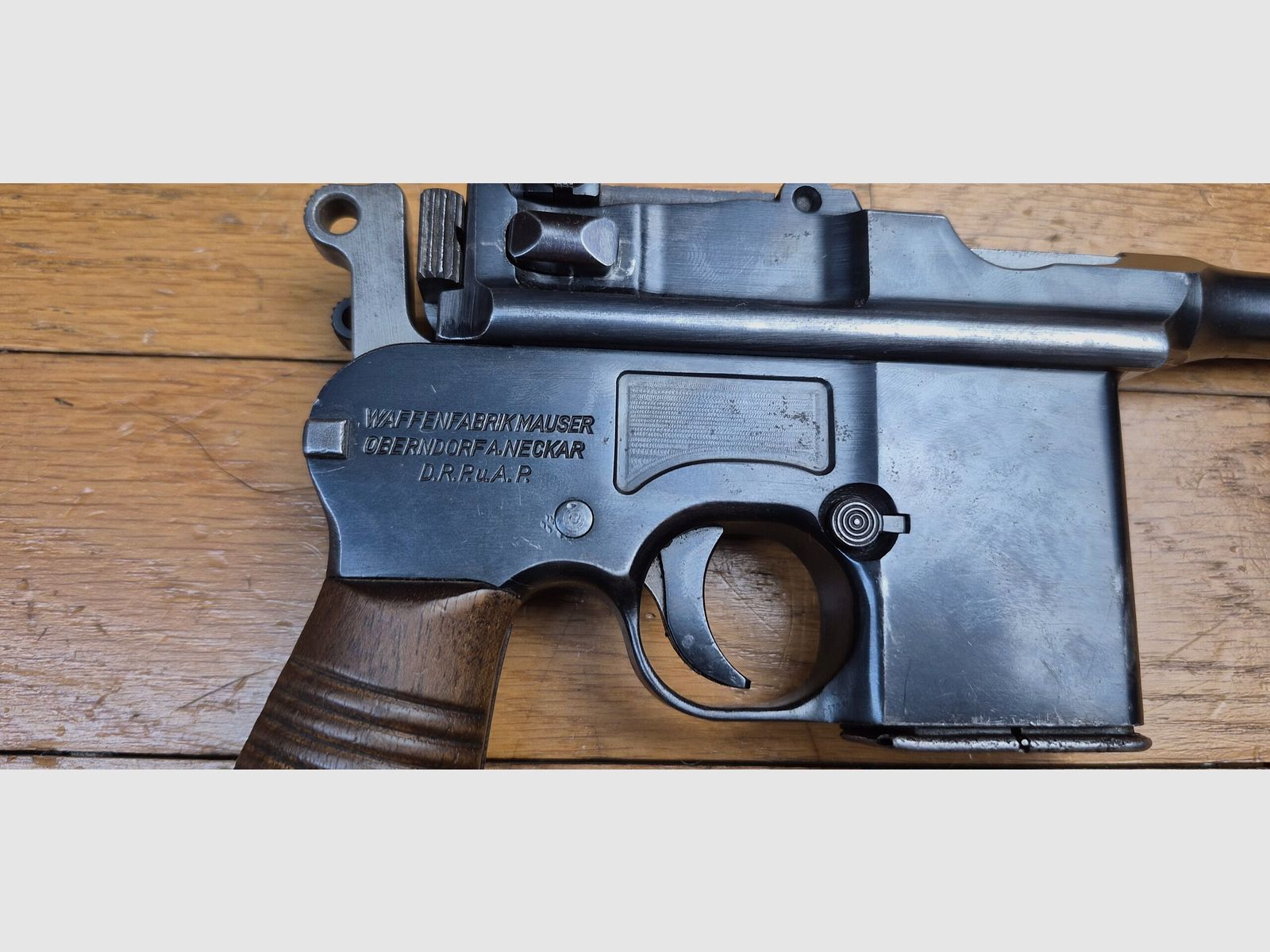Très rare pistolet automatique C96 type Schnellfeuer « dit 712 » – Cal. 7.63 Mauser – Rare exemplaire utilisé par la Wehrmacht ou la SS – Arme mythique – Un des tout derniers produits – Sélecteur de type Westinger – 100% mono-matricule – Chargeur Mauser 10 coups conforme – Étui artisanal 2°GM – TBE++ – Catégorie A2 – Export EXCLUSIVEMENT!, image 16 sur 34