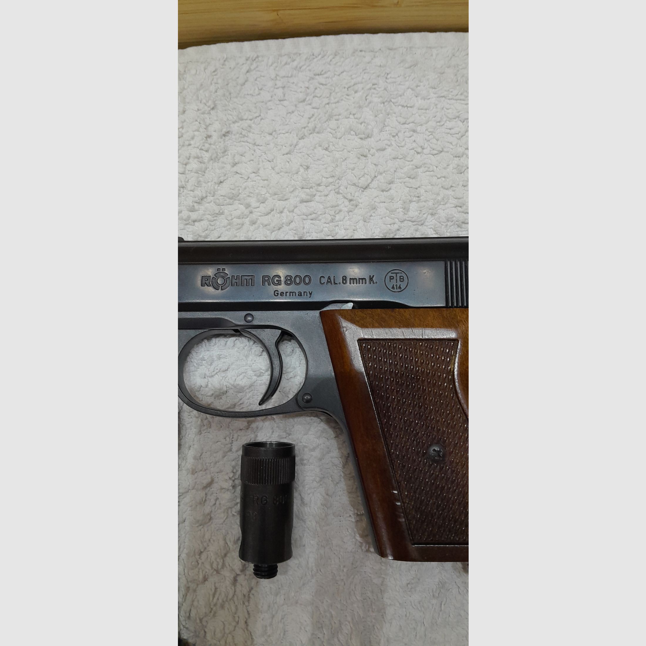 Röhm RG 800, Kal. 8mm K., mit Echtholz-Griffschalen, Abschussbecher und 35 Stück Patronen