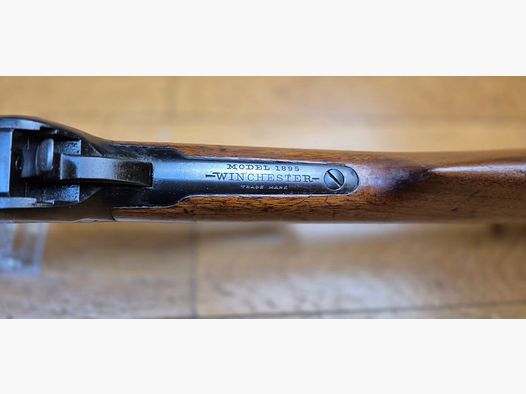 Très rare « vraie » carabine Winchester modèle 1895 Made in USA – Cal. 30.06 Springfield – Fabrication New Haven d&rsquo;origine Winchester de 1911 ! – Importation Empire allemand d&rsquo;avant 1914 – Bois en noyer superbes grade IV – Bronzage d&rsquo;origine à 98% quasi parfait – Très beaux marquages de « vraie » Winchester (pas Japon post 1985) – Splendide canon et mécanique parfaite – Arme d&rsquo;origine dans un état d&rsquo;exception – Catégorie D §e) ! – Très rare et en TBE++