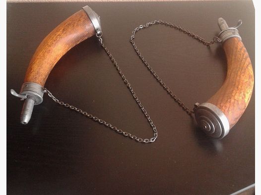 2 Decoratieve poederhoorns - ook geschikt om op te hangen