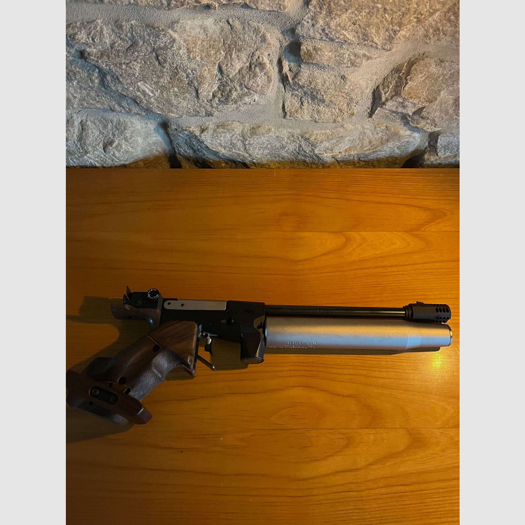 Feinwerkbau P30 pistola de aire comprimido – Estado excelente – 2 cartuchos + maletín de aluminio