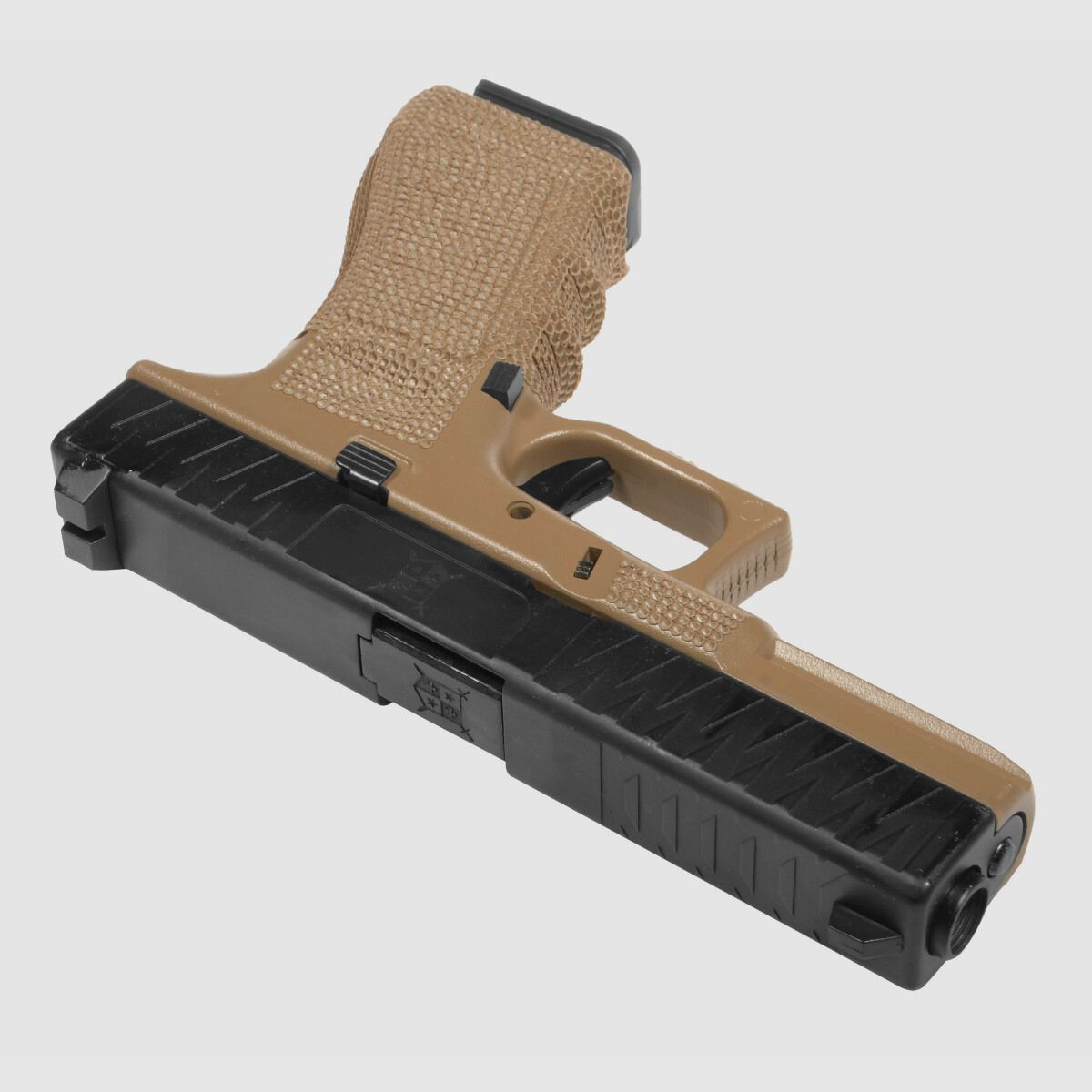 P05 GBB Airsoft Pistole in Tan | Delta Armory