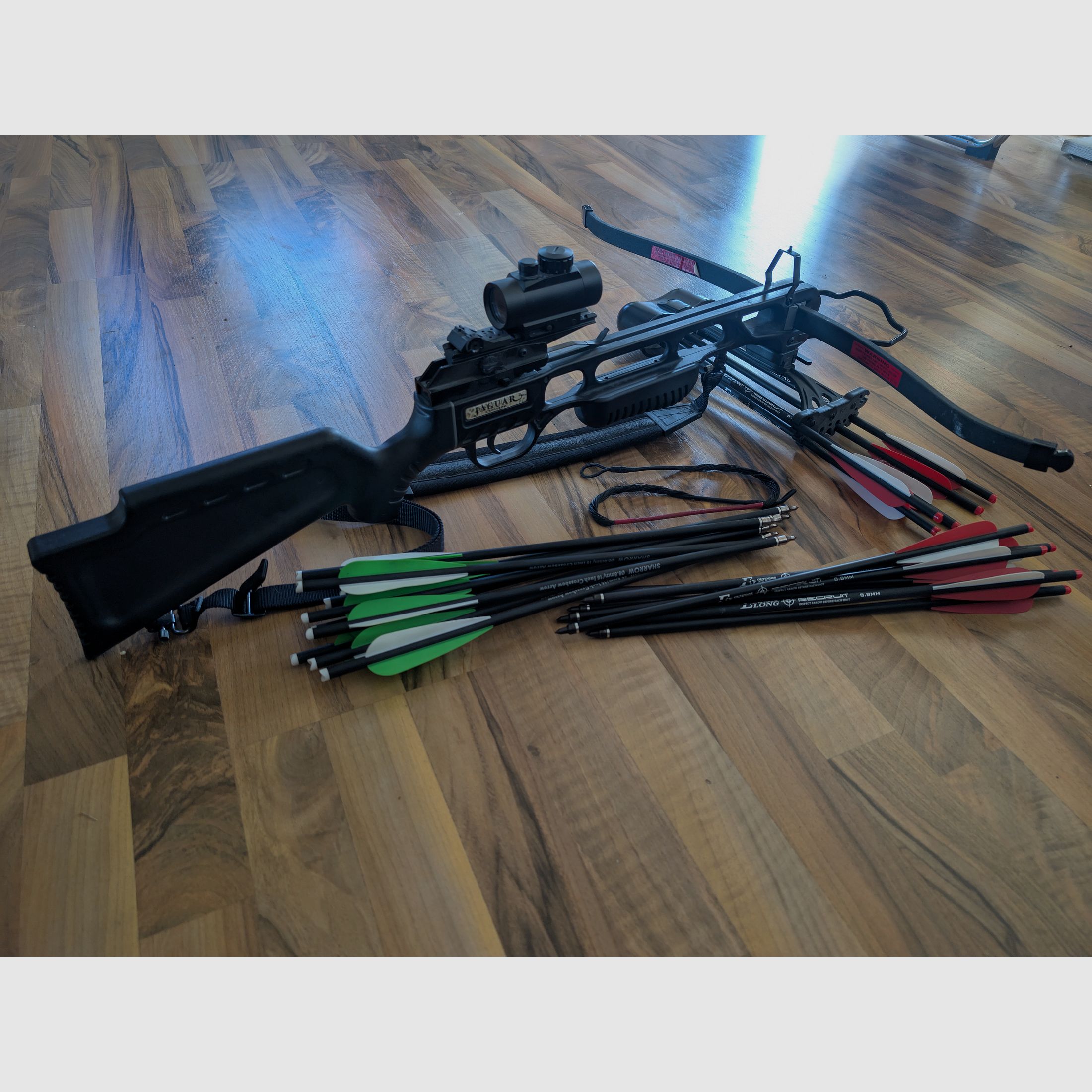 Jaguar Armbrust mit Rotpunktvisier und Carbonbolzen