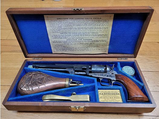 Très beau Colt 1851 Navy – Fabrication Colt 2ème génération en Type II – Cal .36 – Jamais tiré – Bronzage parfait – Tous marquages conformes – Coffret avec tous accessoires d&rsquo;origine complets – TBE +