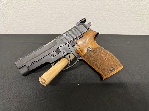 SIG Sauer P220 caliber .45 ACP semi-automatic pistol catch shot weapon micrometer sighting including Sickinger leather holster