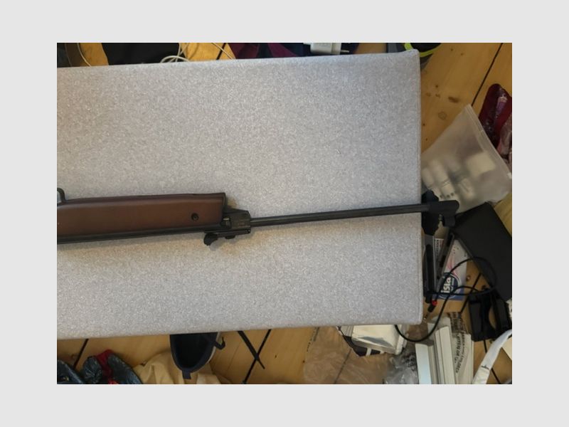 Carabina ad aria compressa Perfecta Mod. 45 cal. 4.5mm (177) inclusa di scope e 3 barattoli di diabolos H&N, 1 sigillato, 2 ancora pieni per circa il 70%, immagine 2 di 6
