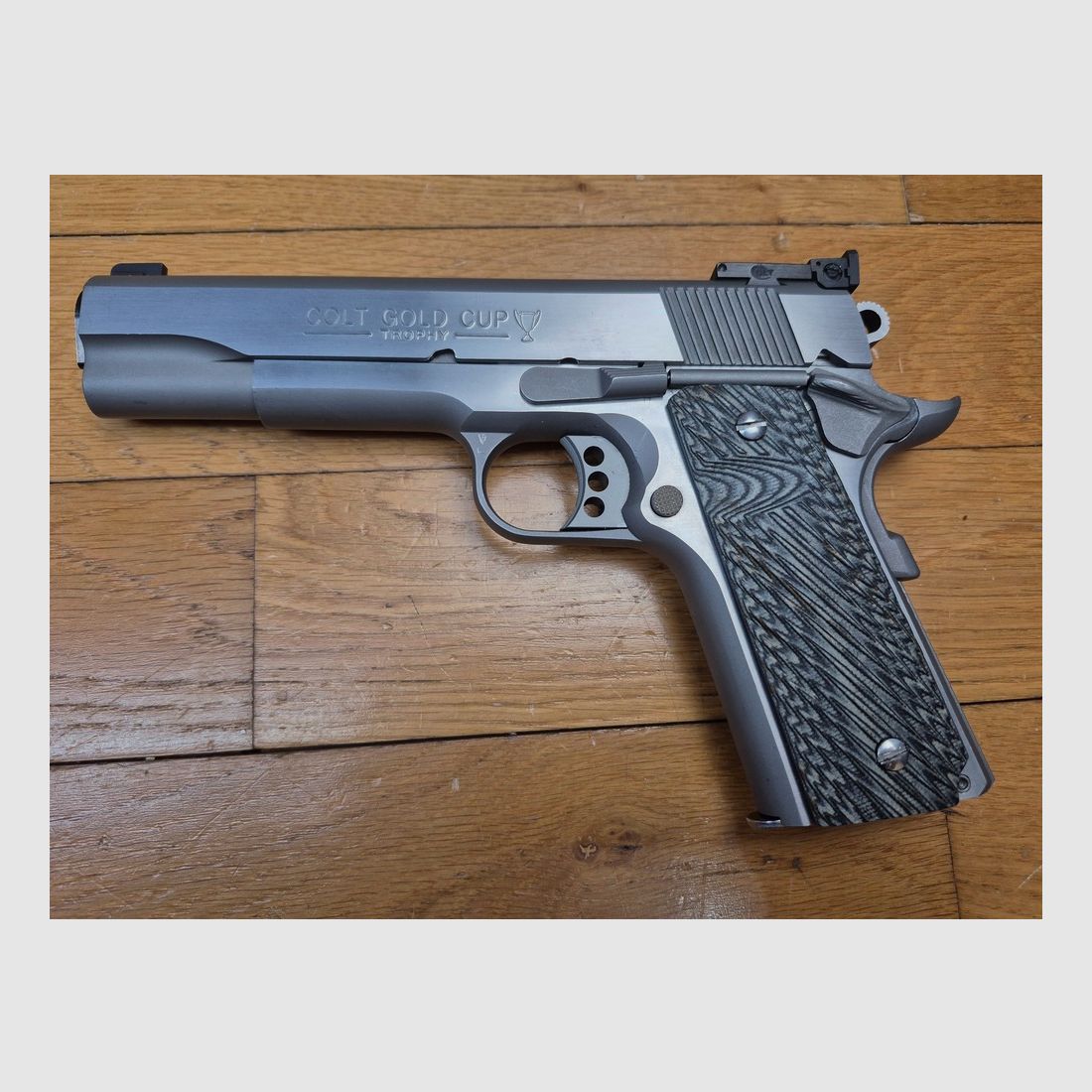 Wunderschöner Colt 1911 Gold Cup « National Match » Trophy – Waffe von 2015 – Kal. .45 – Vollständig inox – Exemplar vorbereitet mit Bushing Briley und Brownells Federkit – G10 Griffschalen in Grau – Einstellbarer Abzug – Makellose Oberflächen und vernickelter Lauf – Geliefert in seiner kompletten Originalkoffer – Zustand nahezu neu!, Bild 4 von 20