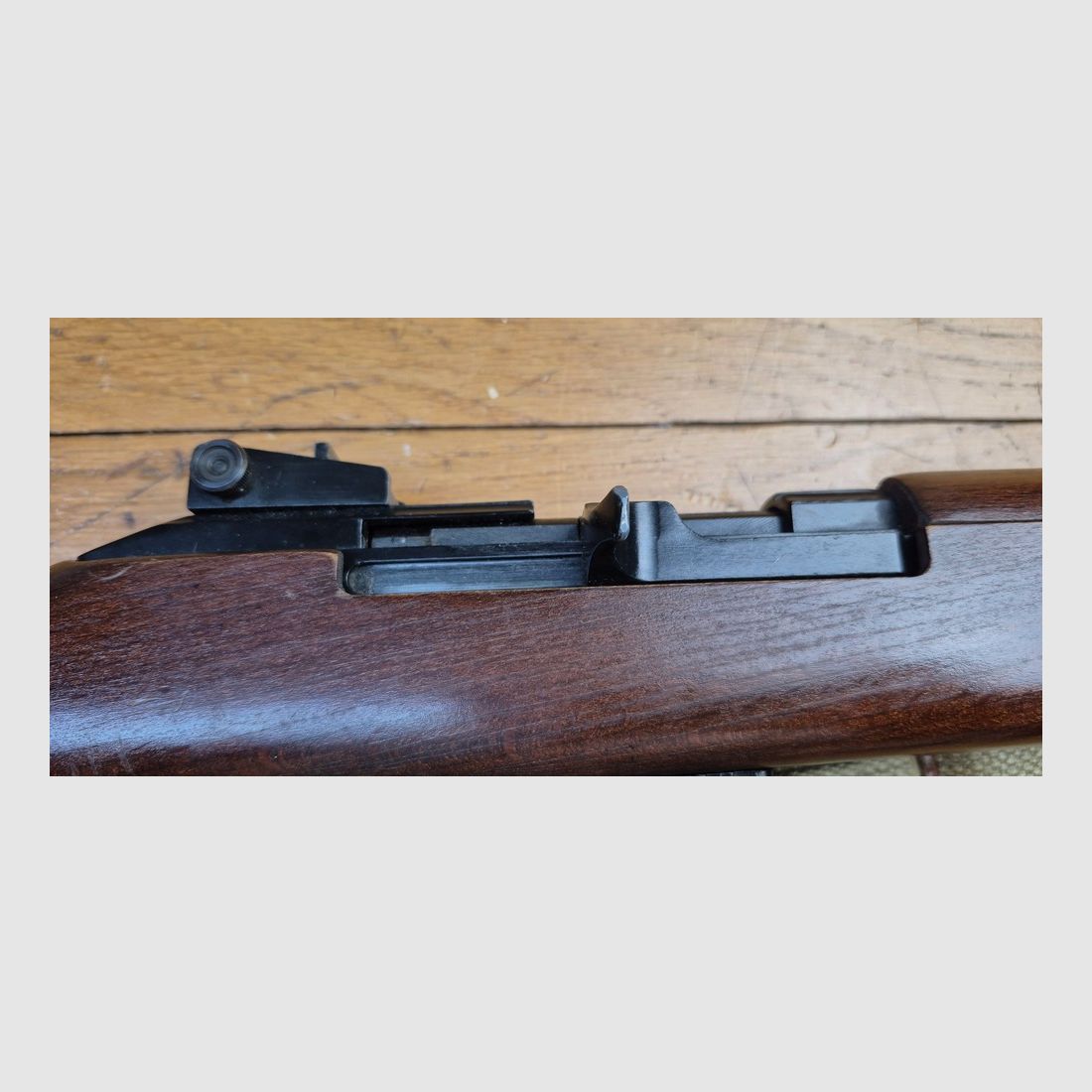 Sehr schöne ERMA Modell EM1 Replik der USM1 — Kal. .22 LR — Waffe von 1977, nicht mehr sehr gut erhalten — Perfekte Mechanik und Spiegel-Lauf — 10-Schuss Magazin — Amerikanischer Militärriemen — Garantierter Spaß auf dem Stand — TBE+/TBE++, Bild 6 von 30