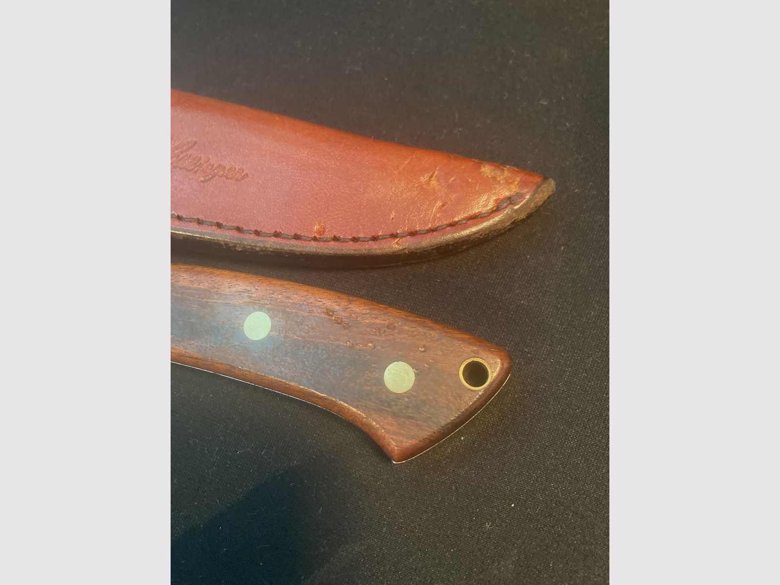 Gürtelmes, houten handvat, messing beslag, leren schede, jachtmes 41