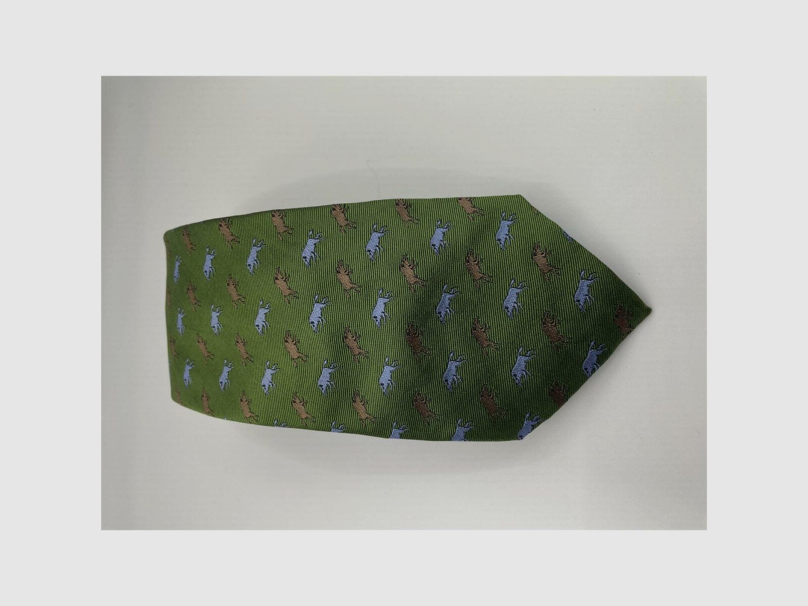Corbata Robert Keyte 100% seda verde con motivo de jabalíes plateados y marrones