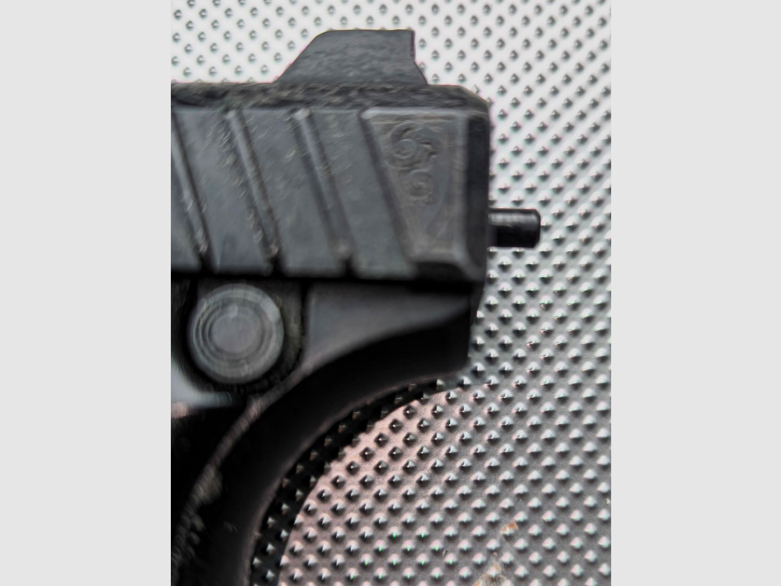 ⚠️ Attention collectors - display piece - absolute rarity - Heckler & Koch SP9 with factory engraving, a true rarity from the 1990s - visually & functionally in impeccable top condition!! Absolutely as new & only fired once for testing!! PTB - 541