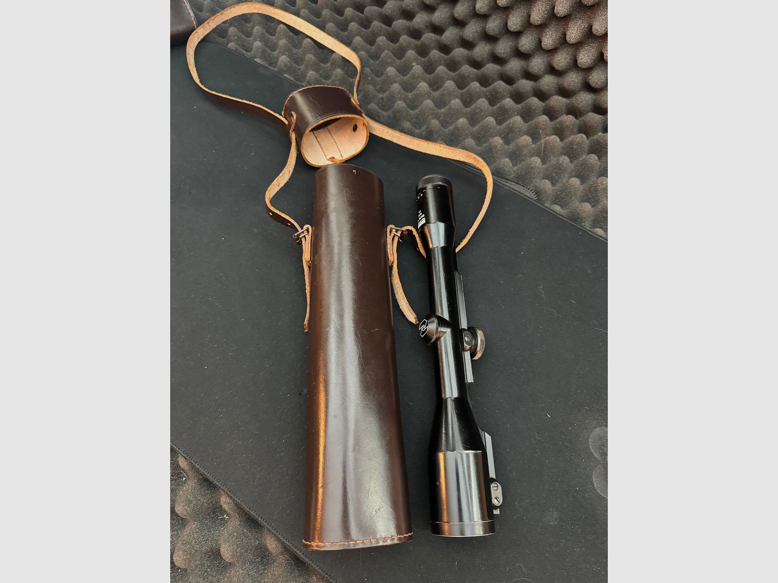 Leather case for riflescope, 330mm long, suitable for scopes with a diameter of 42mm +/-