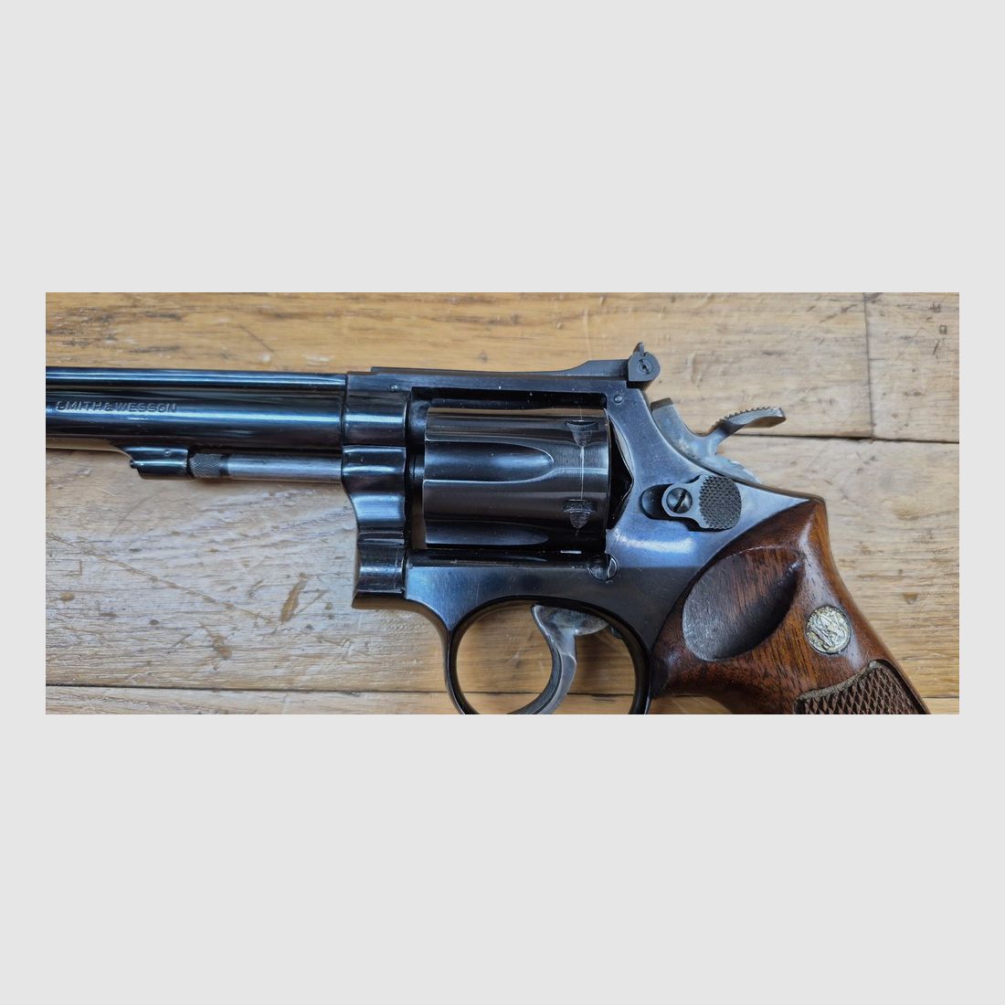 Sehr schönes Exemplar des Revolvers Smith & Wesson 17-3 – Präzisions- und Trainingsrevolver im Kal. .22Lr – Waffe von Springfield aus 1972/1973 – „Pinned and recessed“ – Brünierung und Anpassungen ausgezeichnet – Mechanik in TBE++ – Neu gefluterter Lauf mit 6 Zoll und hervorragenden Zügen – Premium-Qualitätswaffe in heute unberührten Finishes – TBE++ / TBE+++, Bild 6 von 29