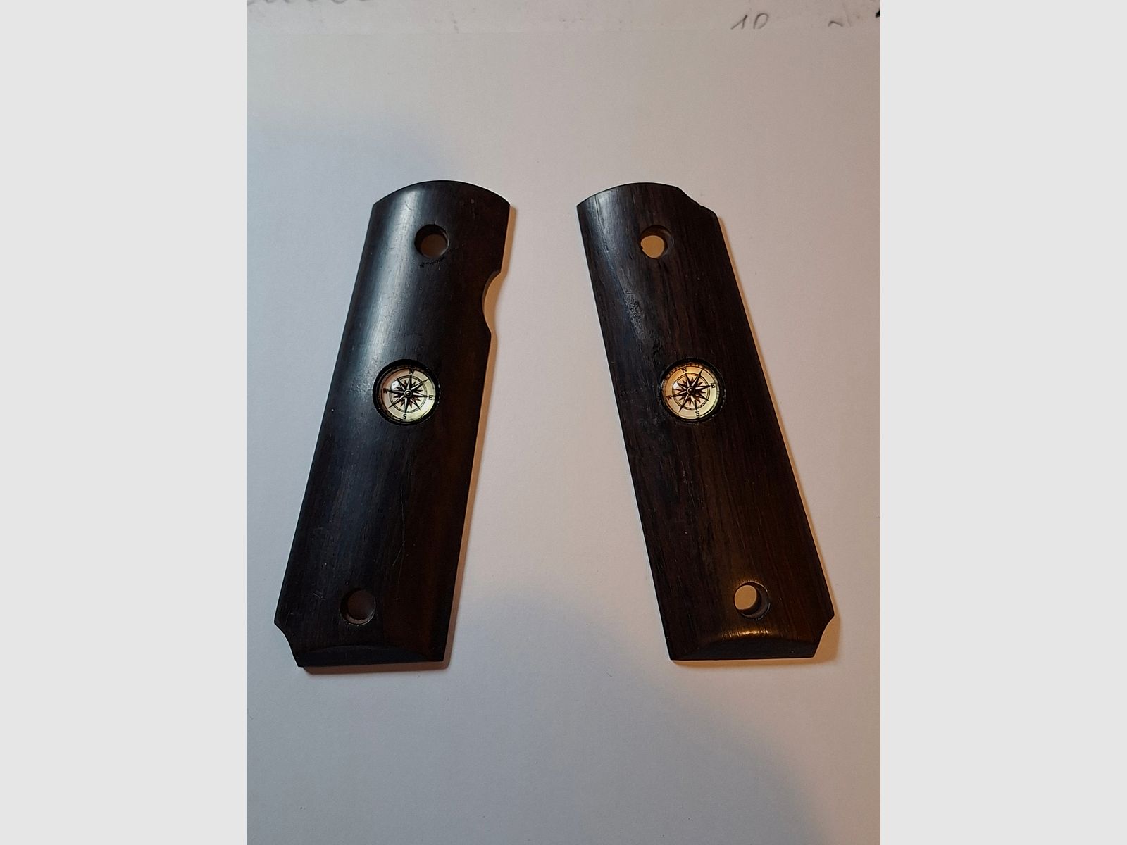 Griffschalen der Cold 1911, siehe Bild.